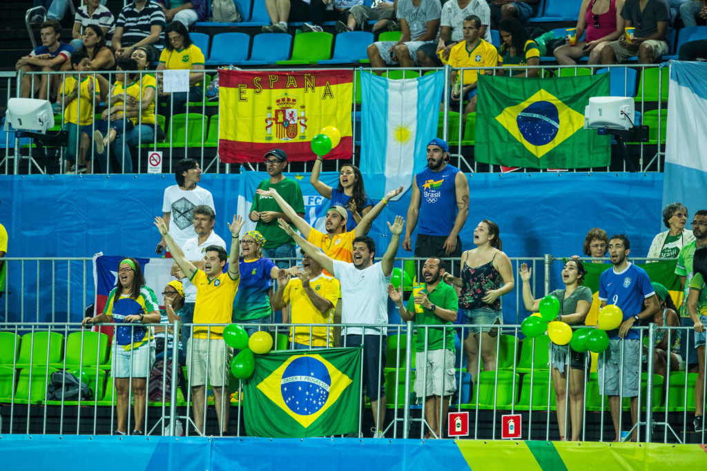 RIO DE JANEIRO (Brazilië) - Braziliaans hockeypubliek tijdens de poulewedstrijd hockey heren Spanje-Brazilie tijdens de Olympische Spelen . COPYRIGHT KOEN SUYK