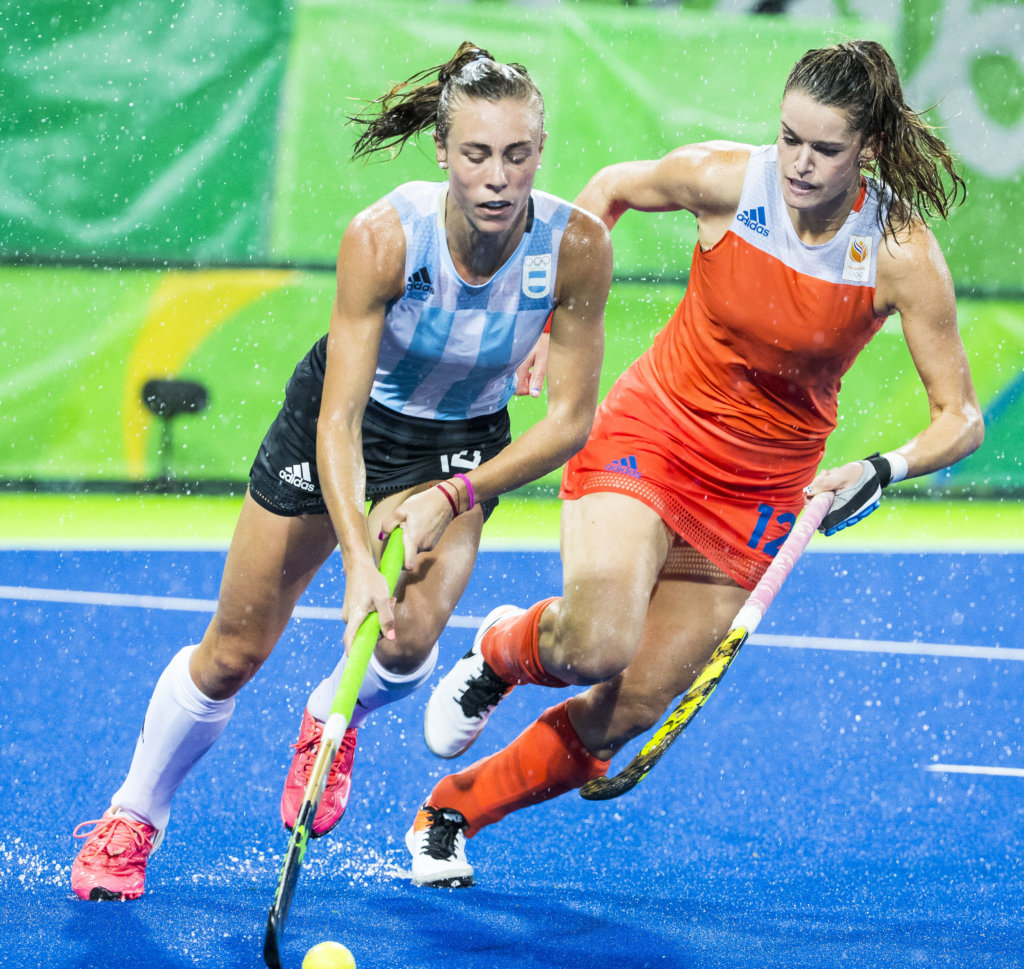 RIO DE JANEIRO - Lidewij Welten (Ned) met Agustina Habif (Arg) tijdens de kwartfinale hockey dames Nederland-Argentinie , tijdens de Olympische Spelen. COPYRIGHT KOEN SUYK