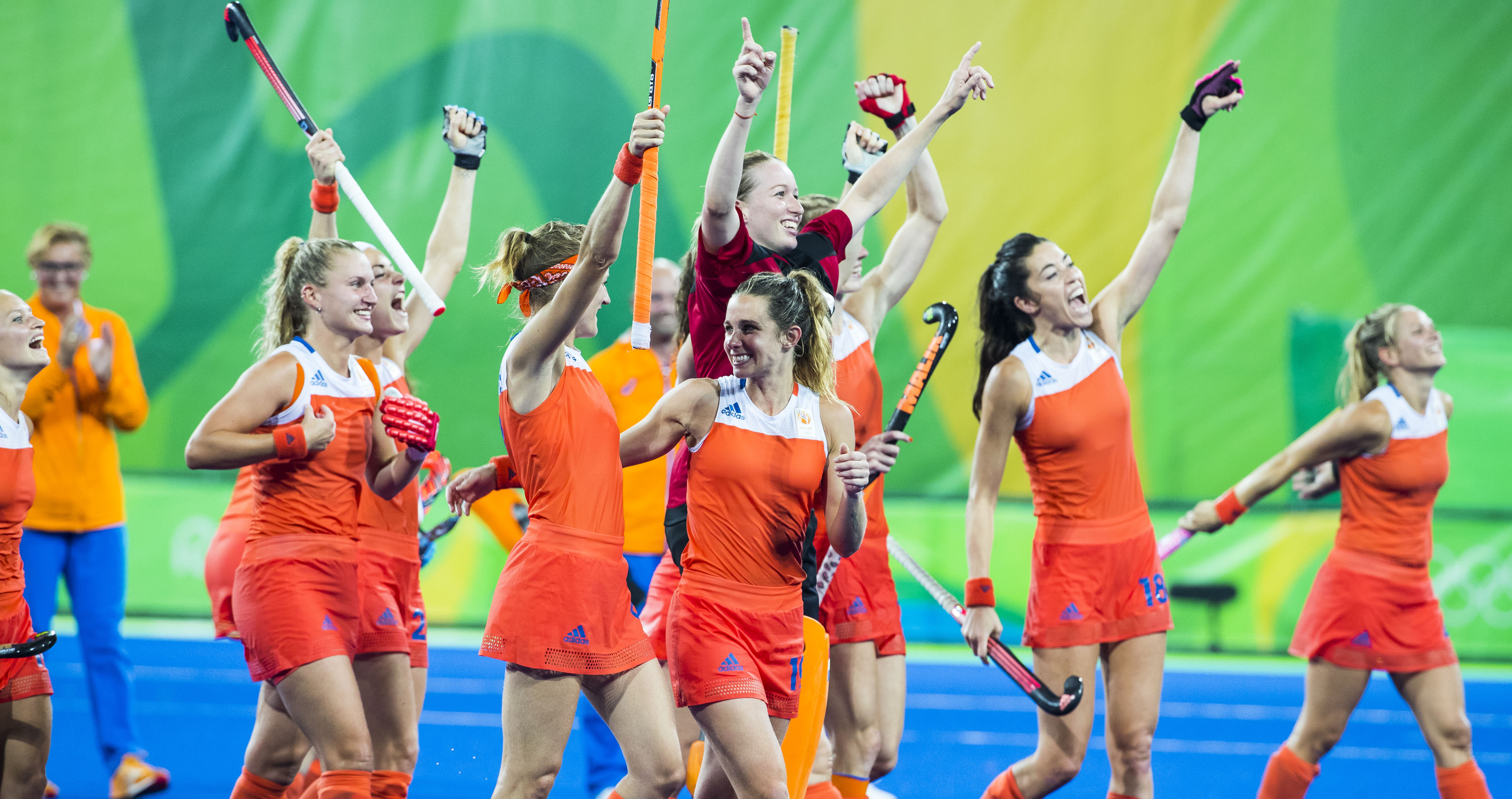 RIO DE JANEIRO - Oranje viert de overwinning na de kwartfinale hockey dames Nederland-Argentinie (3-2) , tijdens de Olympische Spelen. Ellen Hoog (Ned) met Carlien Dirkse van den Heuvel (Ned) , Laurien Leurink (Ned) , keeper Joyce Sombroek (Ned) , Naomi van As (Ned) . COPYRIGHT KOEN SUYK