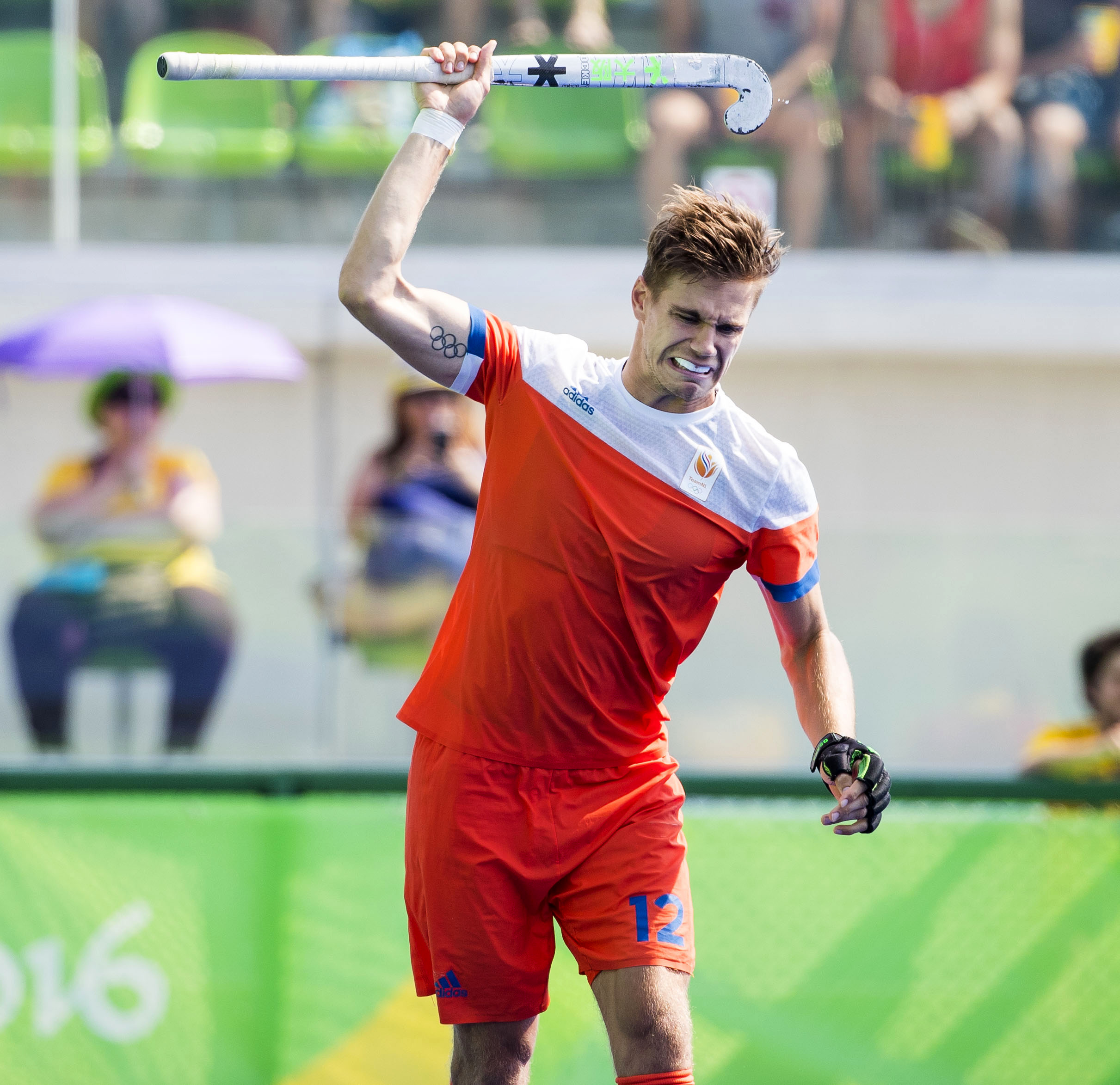 RIO DE JANEIRO - Sander de Wijn (Ned) gooit zijn stick weg na zijn gemiste shoot out tijdens de hockeywedstrijd heren om de bronzen medaille , Nederland-Duitsland (1-1, tijdens de Olympische Spelen. Duitsland wint de shoot-outs COPYRIGHT KOEN SUYK