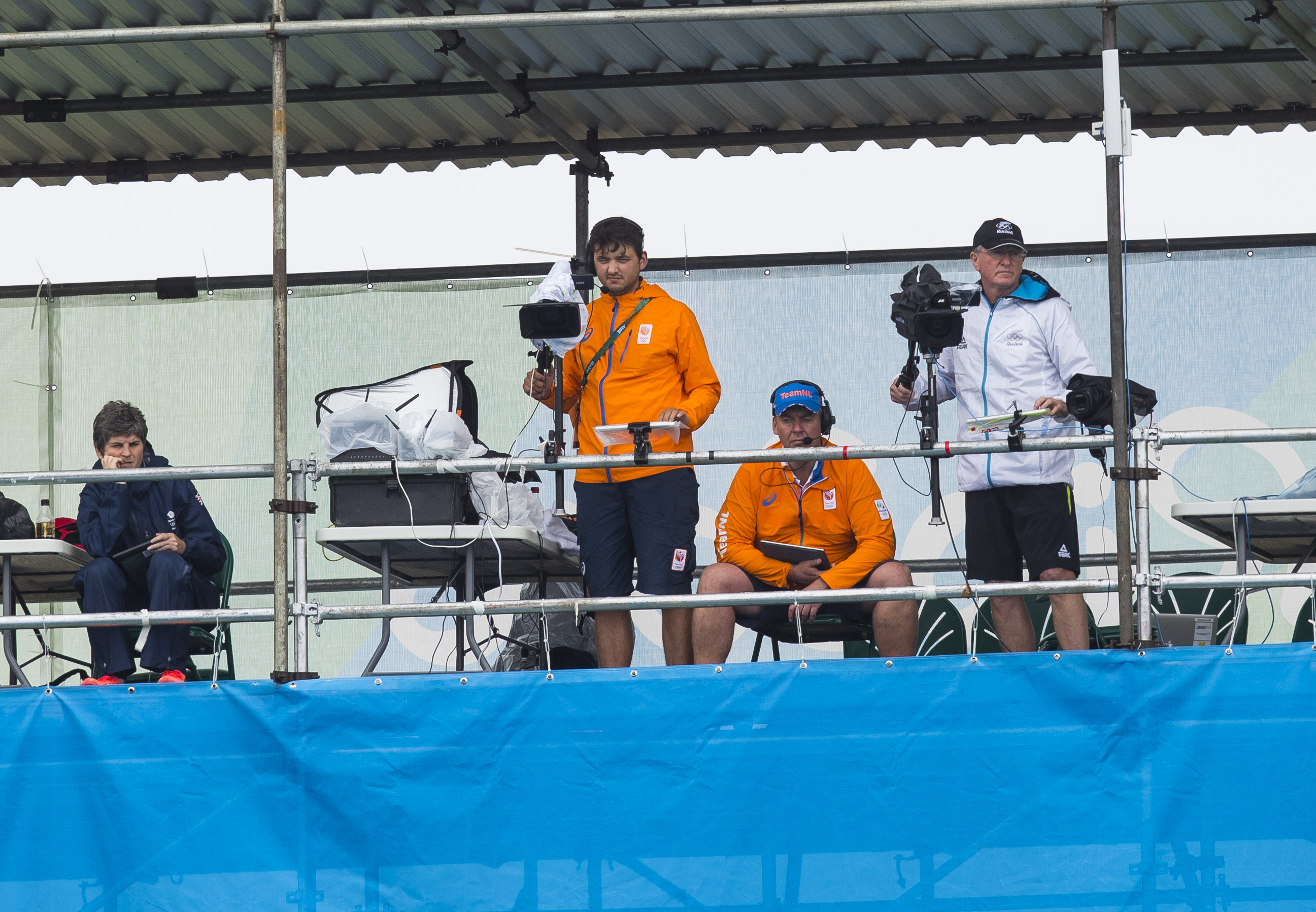 RIO DE JANEIRO - Joost Bitterling en assistent coach Albert Kees Manenschijn (Ned) op de videotoren. tijdens de poulewedstrijd hockey dames Nieuw-Zeeland-Nederland , tijdens de Olympische Spelen. COPYRIGHT KOEN SUYK