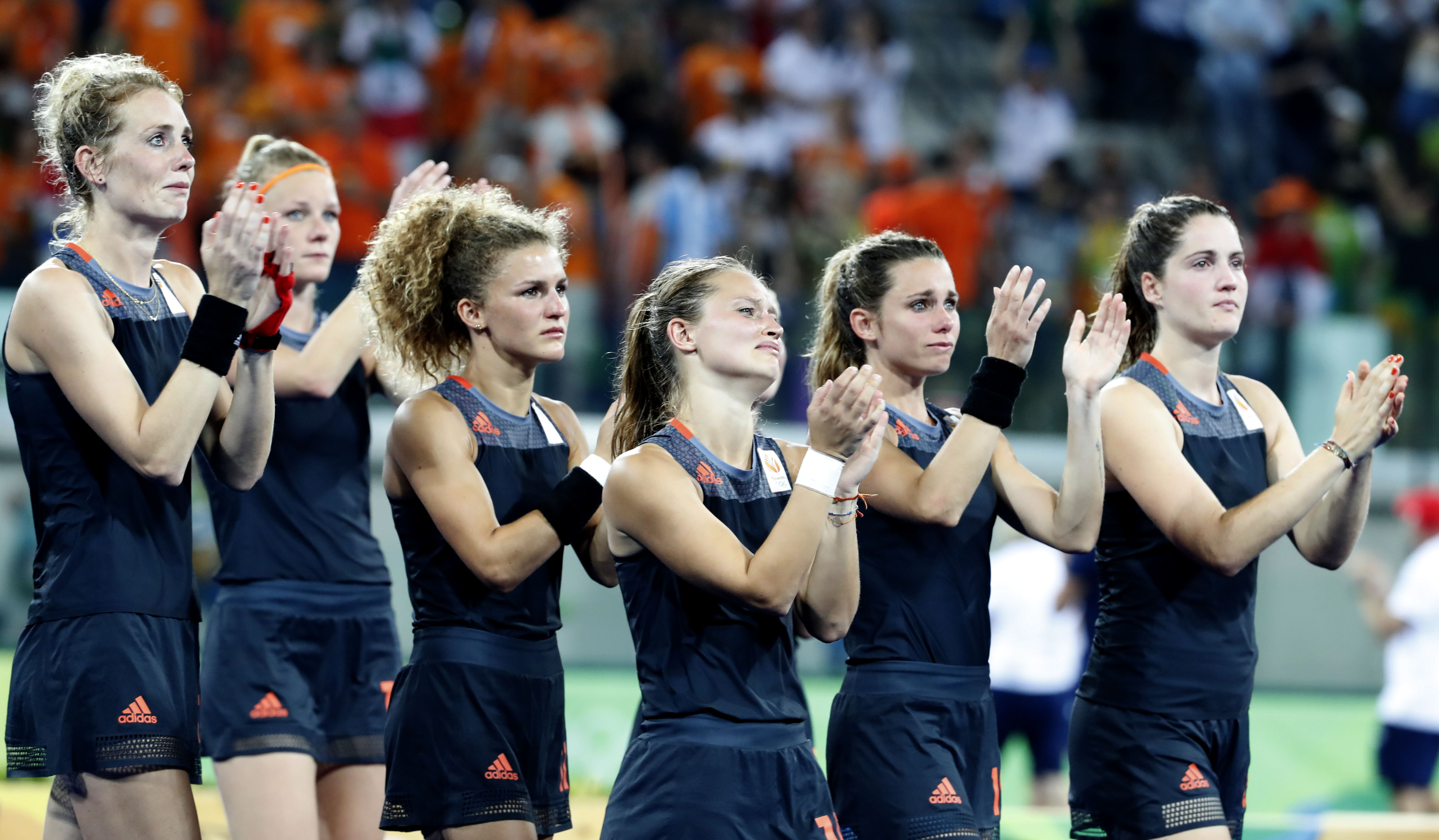 RIO DE JANEIRO - Teleurstelling bij Oranje na de finale tussen de dames van Nederland en Groot-Brittannie (3-3) in het Olympic Hockey Center tijdens de Olympische Spelen in Rio. GB wint na shoot outs COPYRIGHT KOEN SUYK