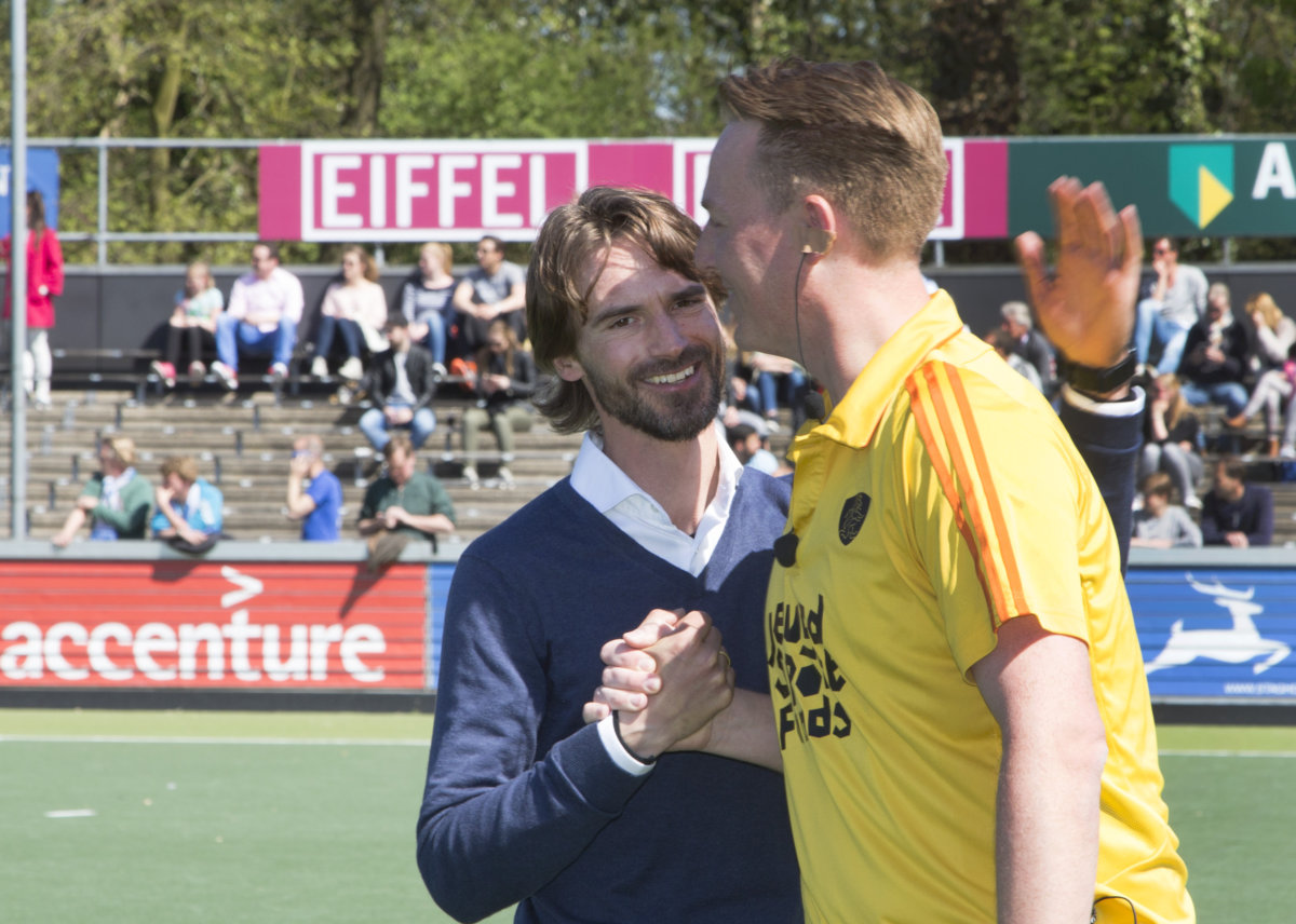 AMSTELVEEN - HOCKEY - Coen van Bunge met coach Alexander Cox van Kampong voor de beslissende halve finalewedstrijd van de Play offs tussen Amsterdam en Kampong (3-1). COPYRIGHT KOEN SUYK