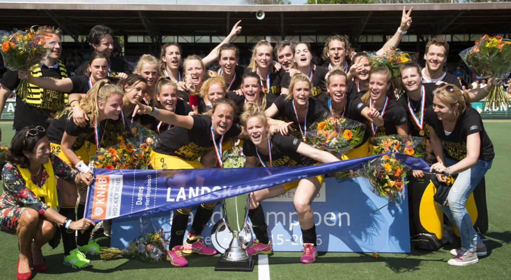 AMSTELVEEN -  Vreugde bij de speelsters van Den Bosch na het winnen van de finale van de hoofdklasse hockeycompetitie tussen de vrouwen van Amsterdam en Den Bosch (0-1) .    ANP KOEN SUYK