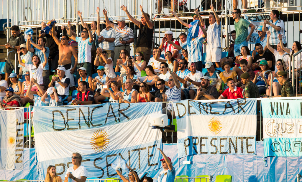 RIO DE JANEIRO (Brazilië) - Argentina supporters tijdens de poulewedstrijd hockey dames Argentinie-USA tijdens de Olympische Spelen Copyright Koen Suyk