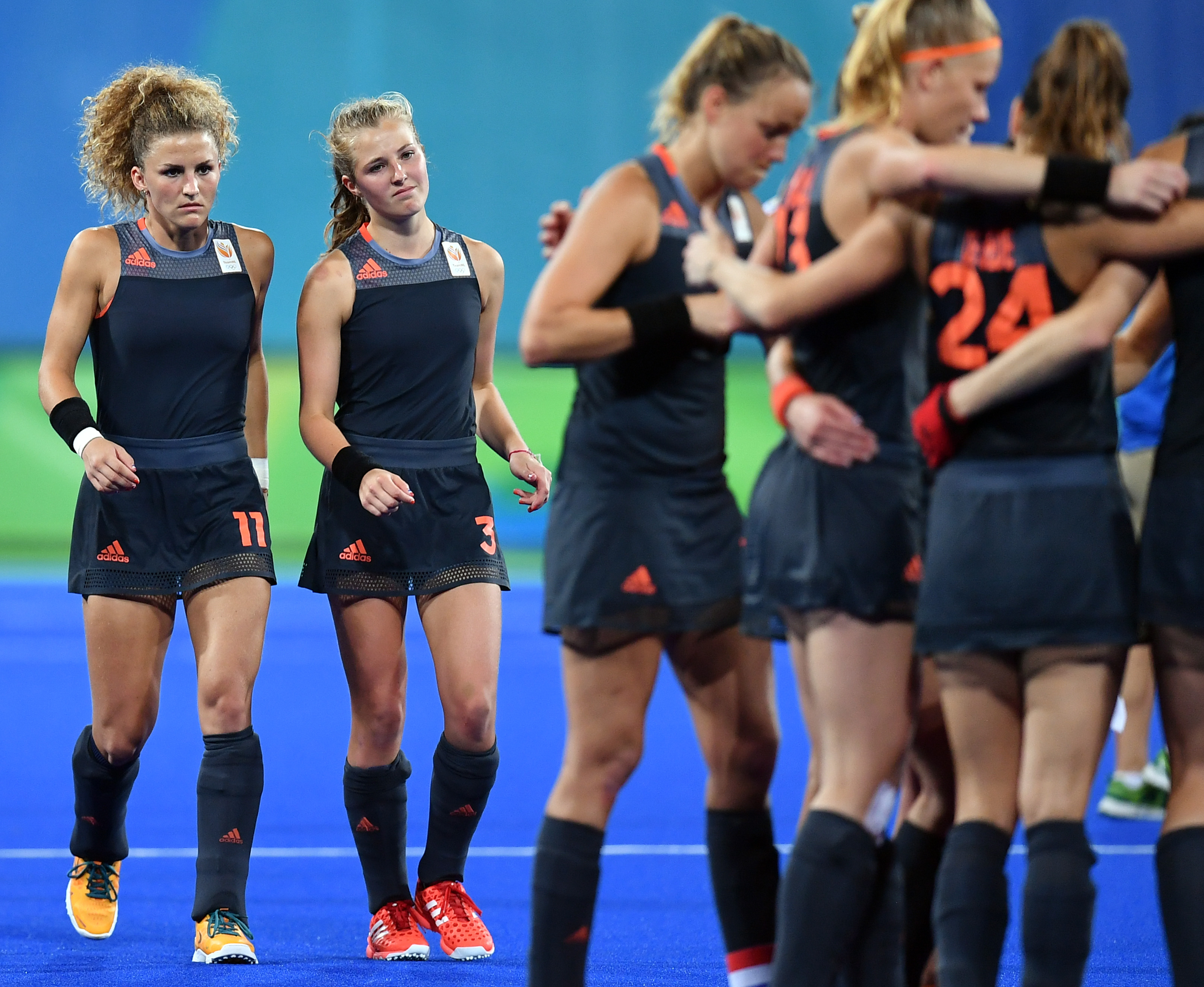 Netherlands' Maria Verschoor (L) walks with teammates at the end of the women's Gold medal hockey Netherlands vs Britain match of the Rio 2016 Olympics Games at the Olympic Hockey Centre in Rio de Janeiro on August 19, 2016. / AFP / MANAN VATSYAYANA (Photo credit should read 