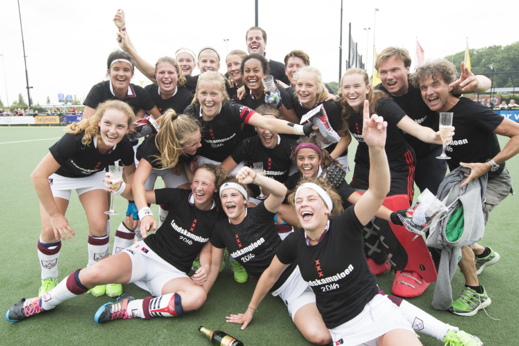 Amsterdam MB1 viert feest na het winnen van de landstitel