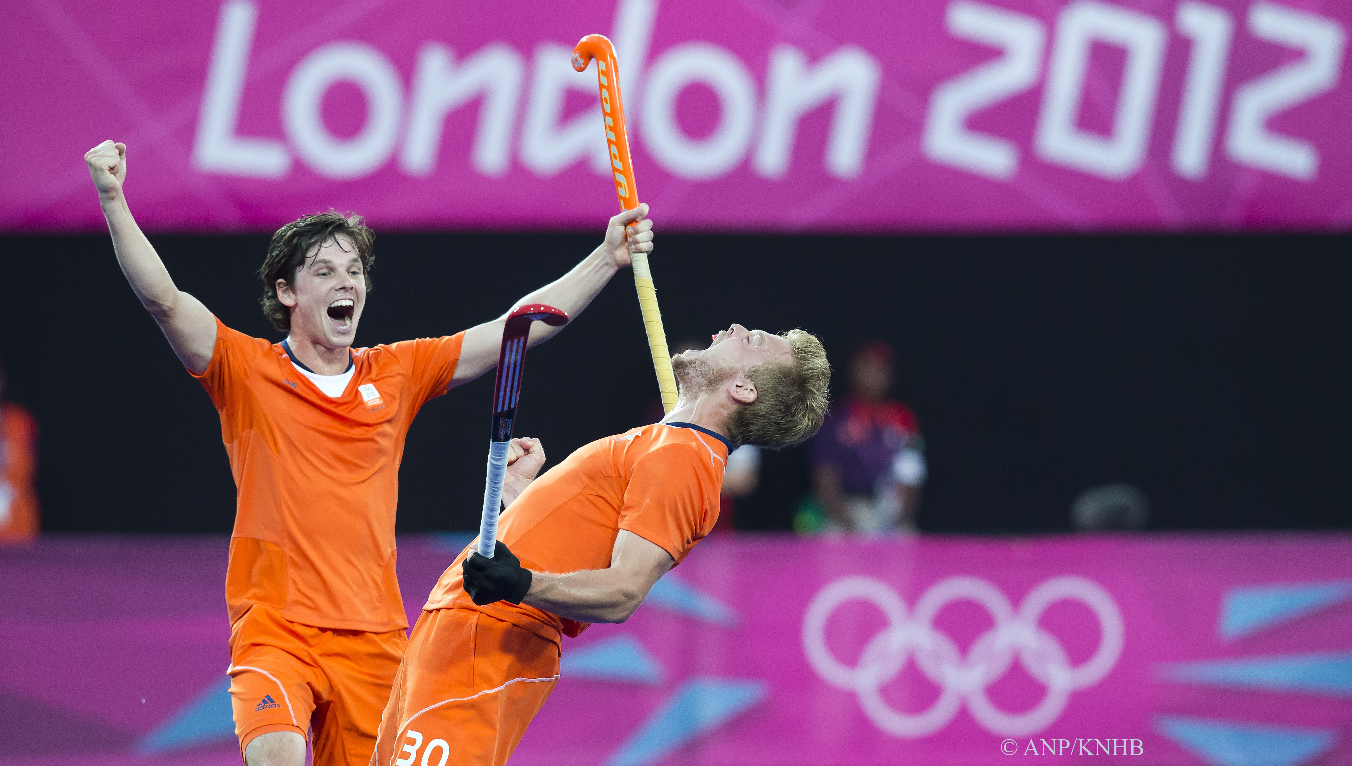 Londen - Mink van der Weerden heeft de stand op 3-1 gebracht, links Wouter Jolie, tijdens de halve finale van het olympische hockeytoernooi tussen de mannen van Nederland en Groot Brittannie.