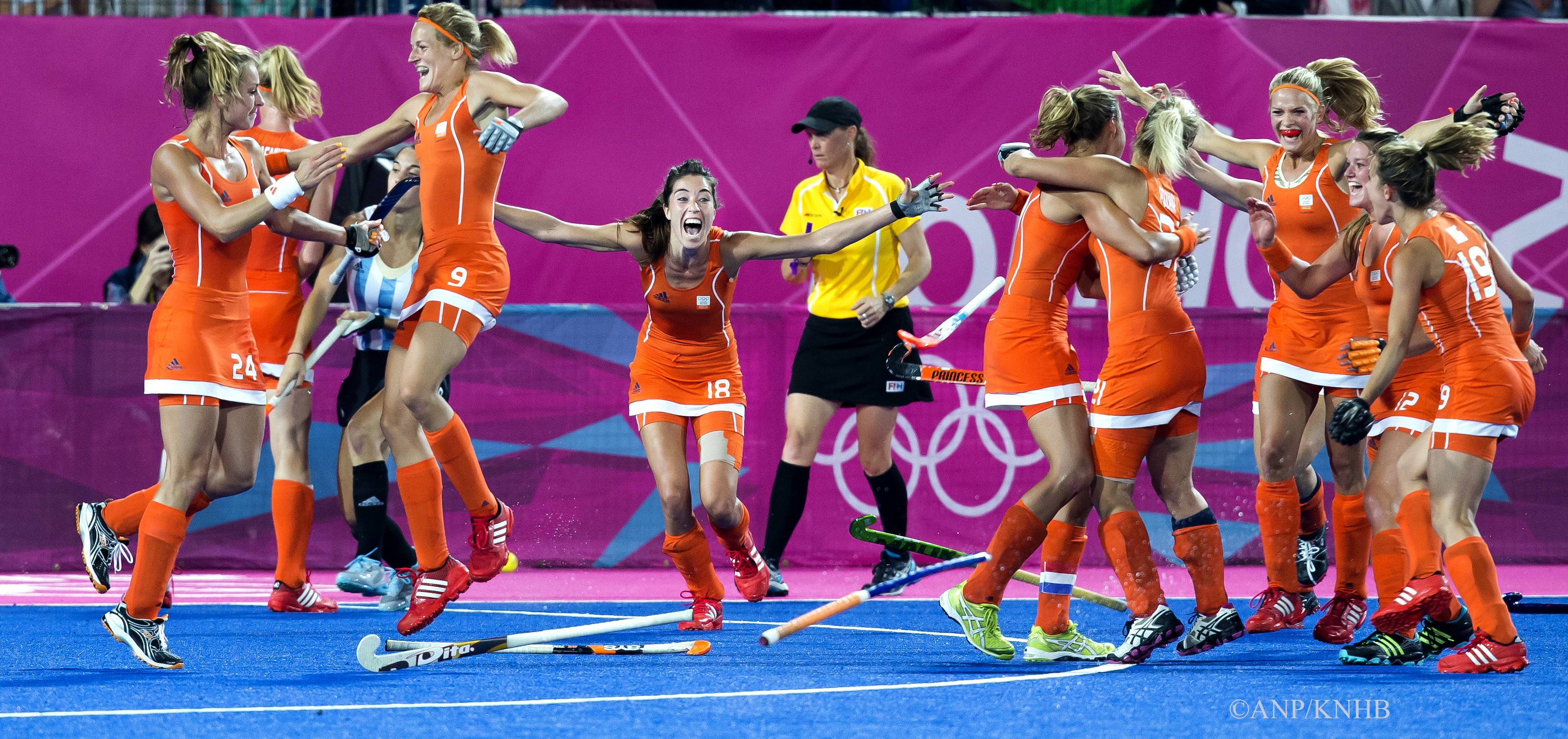 LONDEN - Olympisch goud voor Oranje.Vreugde bij Oranje met in het midden Naomi van As , vrijdag na de Olympische hockeyfinale bij de vrouwen tussen Nederland en Argentinie.