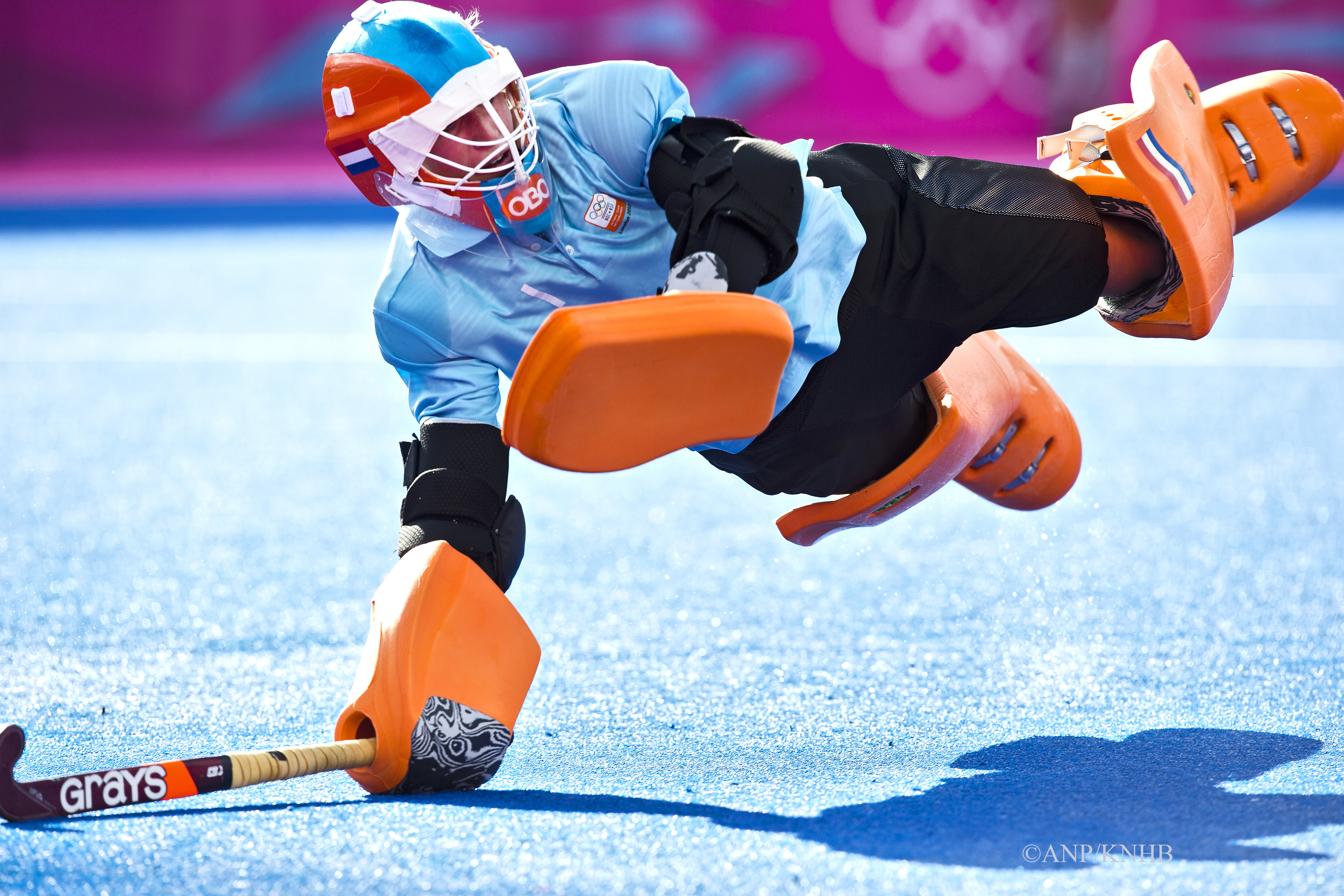 LONDEN - Joyce Sombroek stopt de bal tijdens de shoot -out ,woensdag tijdens de have finale van het Olympische hockeytournooi tussen de vrouwen van Nederland en Nieuw-Zeeland. Nederland wint na shoot outs.