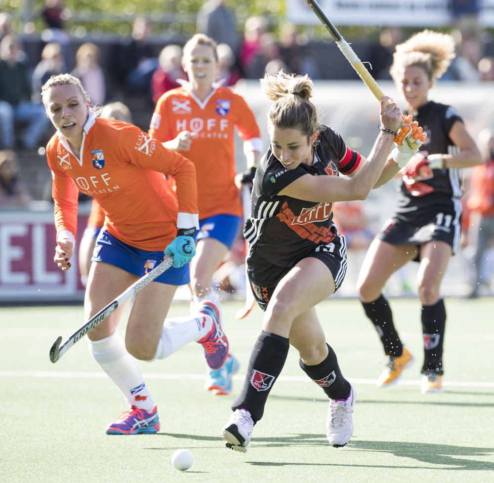 AMSTELVEEN - Ellen Hoog (A’dam) scoort 1-0 tijdens de competitie hoofdklasse hockeywedstrijd Amsterdam-Bloemendaal (4-0) . links Kate Richardson-Walsh (Bl’daal) COPYRIGHT KOEN SUYK
