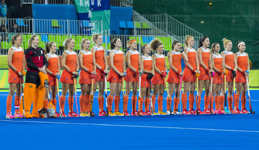 RIO DE JANEIRO - line up Oranje tijdens Wilhelmus voor de kwartfinale hockey dames Nederland-Argentinie , tijdens de Olympische Spelen. ANP KOEN SUYK