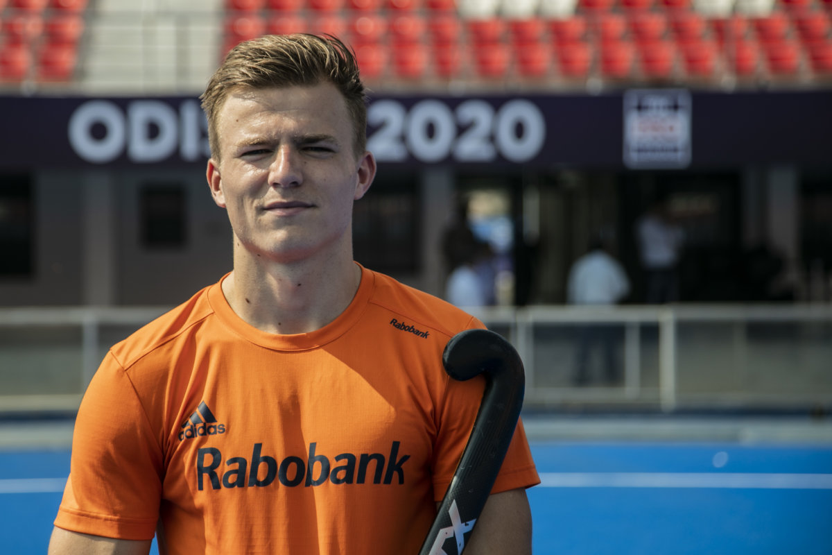 Thijs van Damgeposeerd geposeerd Hockey.nl