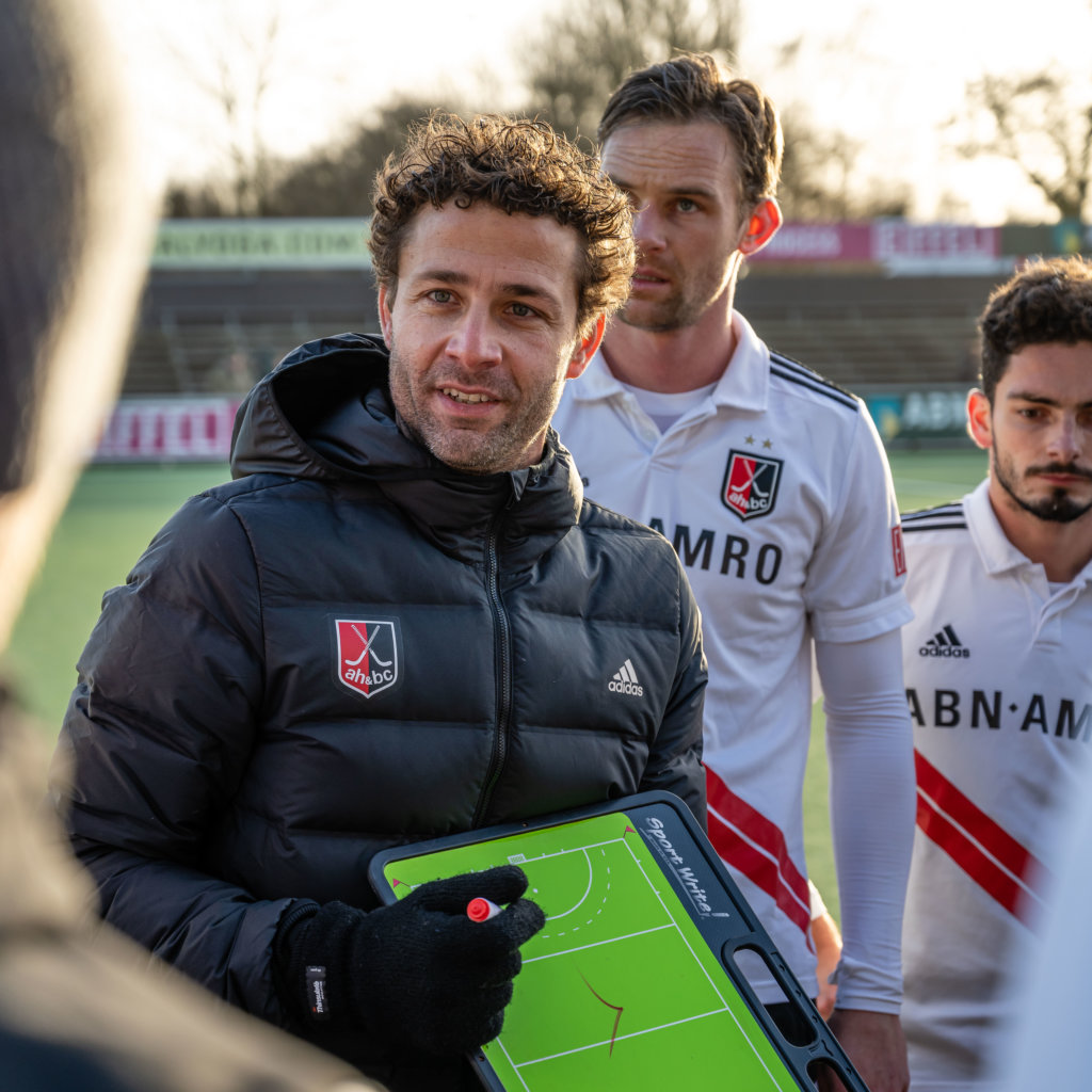 ea7db1f4 20e4 11ea b5da a6e4264dedaa 1 - Freixa's departure from Amsterdam: logical, or a victim of rejuvenation? - With a strongly rejuvenated selection, Amsterdam coach Santi Freixa had to make a serious shot at the first national title since the 2011/2012 season from his appointment eighteen months ago. Because he has insufficiently succeeded in this, according to Amsterdam, the club does not extend his expiring contract. A logical decision, or are the expectations unrealistic?
