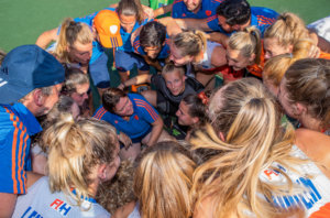 Oranje Dames Pro League huddle (KS)