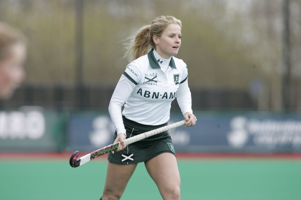 Rotterdam halverwege jaren 2000 - Analysis: top hockey players are allowed to stick their heads above ground level more often - 'I doubted for a long time whether I wanted to share my statement with the world,' Welten responded to hockey.nl about her statement on social media , stating that the government measures with two standards, so that the Hoofdklasse was immediately discontinued.  A measure she could not understand. "You stick your head above ground level," said the international with two Olympic titles and world titles to her palmares. In 2015 she was voted best player in the world.