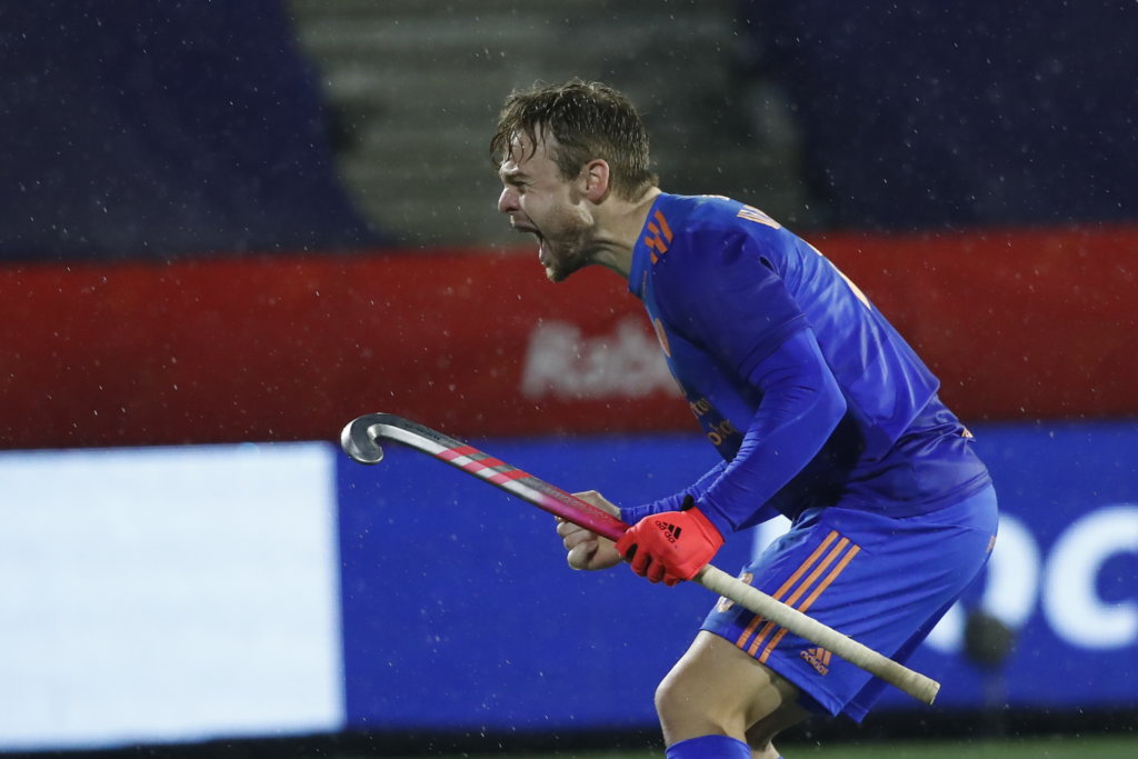 WV 0357 - Mr Rotterdam reigns supreme in Amsterdam - The Netherlands have convincingly won their second FIH Pro League match against Great Britain. A 3-1 victory, thanks to two great goals in quick succession from Mr Rotterdam, Jeroen Hertzberger, who was competing in his 250th match for the hosts