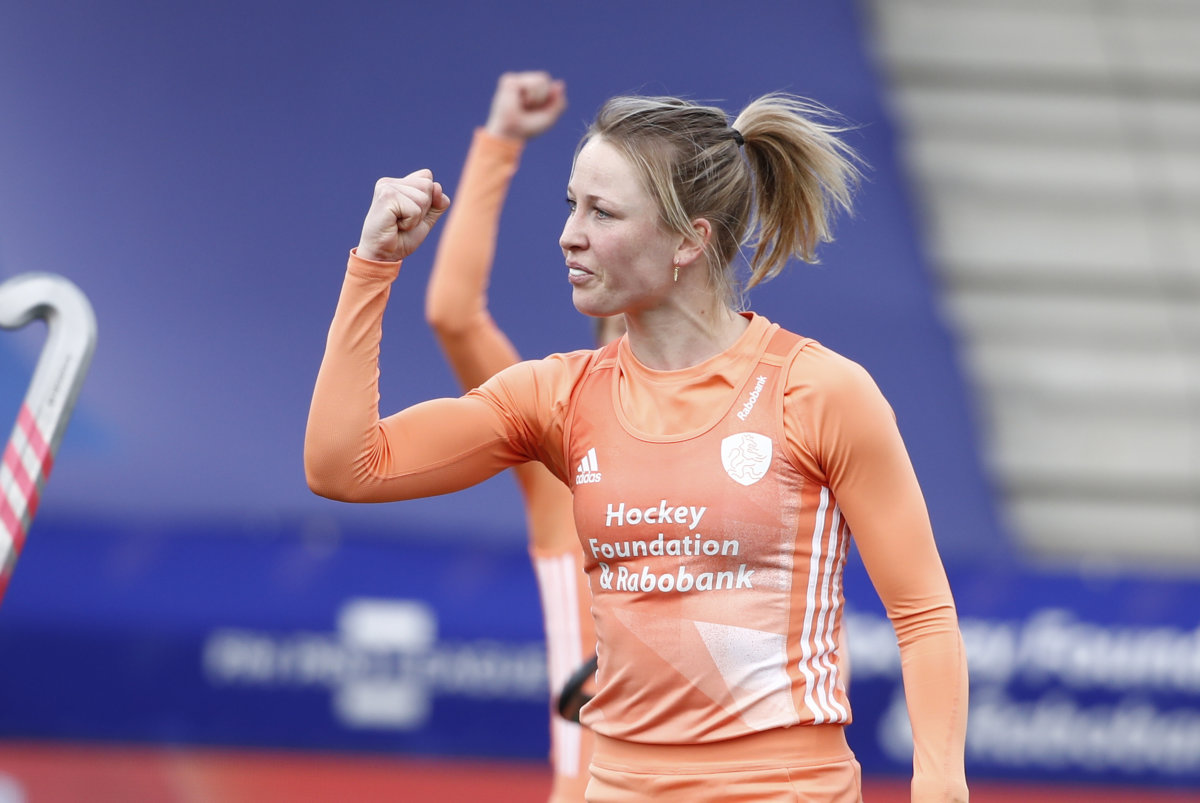 Ireen van den Assem met vuistje Nederland Duitsland WV - Oranje Ladies Give Annan her 100th Victory in 2-1 win. - The Orange Ladies gave Alyson Annan her hundredth victory as national coach on Saturday Vs Germany. In the Pro League, the Netherlands secured a 2-1 victory over a strong German side. The Dutch goals, by Frédérique Matla and Ireen van den Assem, both fell after the break.