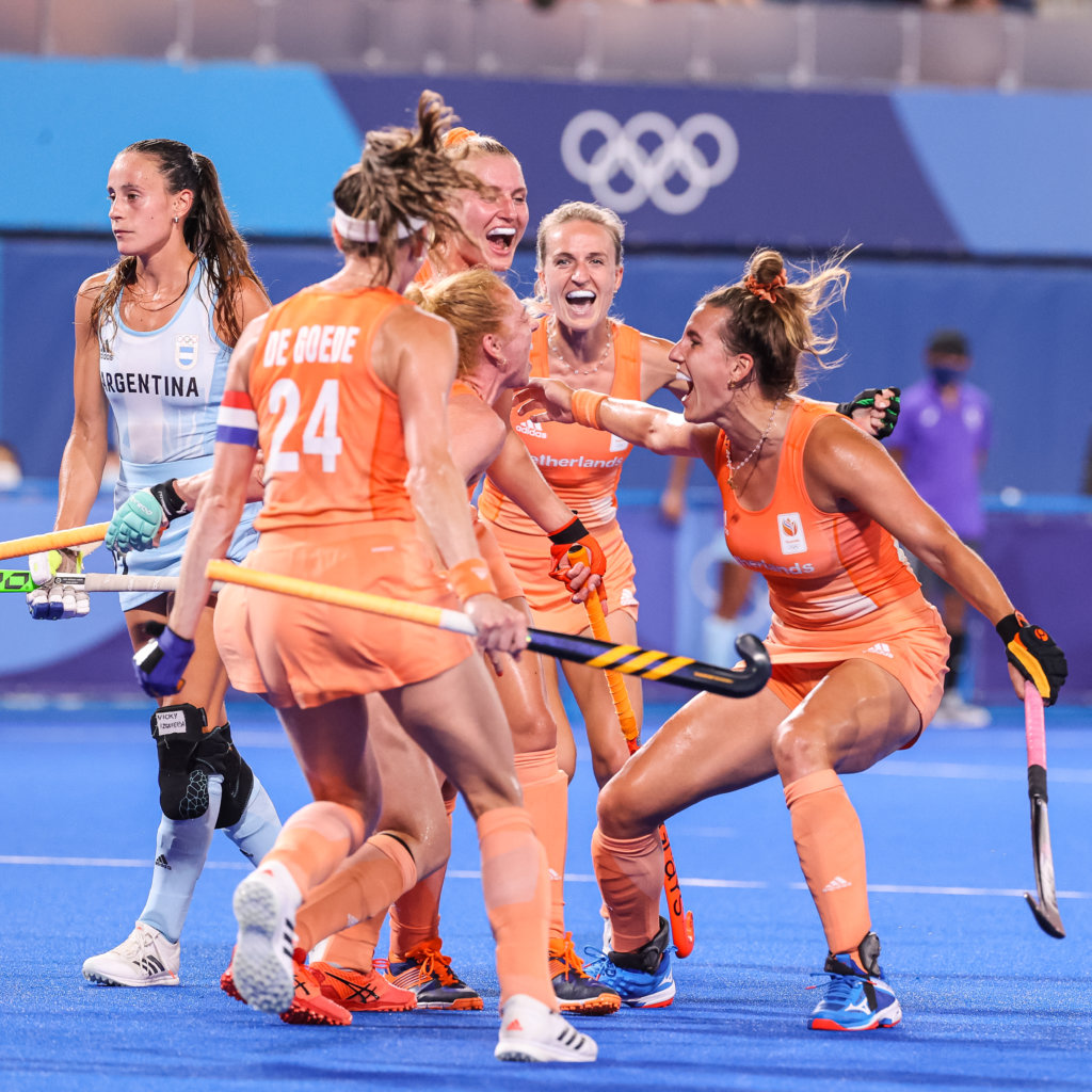 ANP 435261742 - Netherlands reign supreme on top of the world - The Netherlands has crowned its reign of the past five years with an Olympic gold medal. In Tokyo, the Orange Women won the final against Argentina 3-1 on Friday. A key role was played by the retiring Caia van Maasakker, who converted two penalty corners. For the Netherlands, it is the fourth Olympic title in women's hockey and the first since that of 2012 in London.