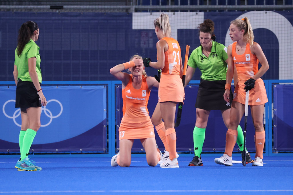 Caia bal op hoofd - Matla leads the Netherlands to Germany win - Now that the Orange took the first corner of the game, second taker Frédérique Matla was not in the field. Besides Van Maasakker, Sanne Koolen reported at the head of the circle, but it was Van Maasakker who fired a drag push, a prey for goalkeeper Sonntag.