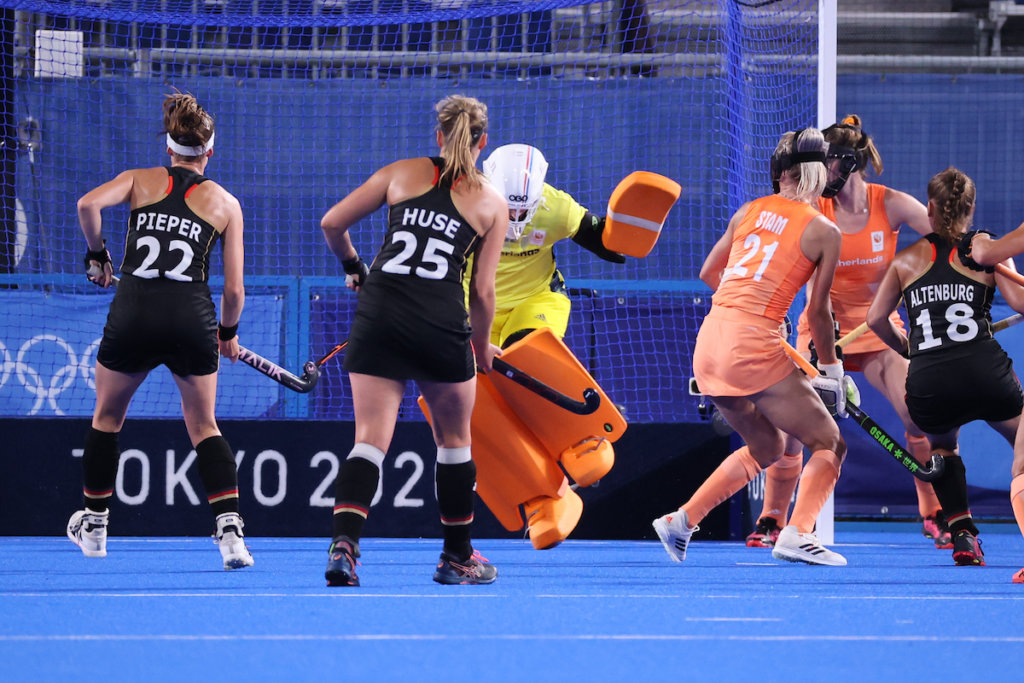 Josine bal door benen - Matla leads the Netherlands to Germany win - Germany went after the 2-2 in the last quarter, but made far too many technical errors to force serious opportunities. The Germans were dominant in the last minutes, but the defense of Orange was solid again. A penalty corner was saved with her feet by King.