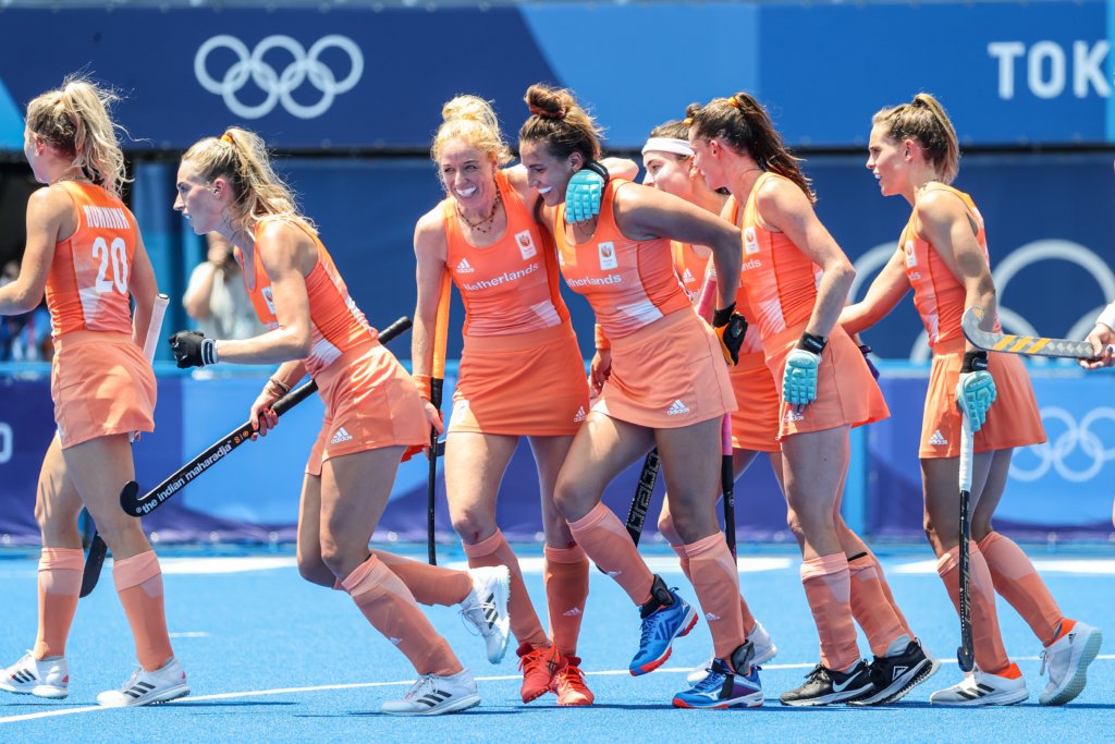 Matla juich halve finale - Orange dethrones GB with masterclass - The Dutch national team convincingly qualified for the final of the Olympic Games in Tokyo on Wednesday. Opponent and reigning Olympic champion Great Britain was dethroned and humiliated 5-1. Orange played a great game. Never before has a women's team won a semifinal at the Olympics by such a large margin. Two goals came from the stick of Felice Albers, for whom this tournament is a fairy tale.National coach Alyson Annan's squad has one more hurdle to overcome to complete its sacred mission: to win the gold Olympic medal. On Friday, the Netherlands will play against the winner of Argentina-India, the semi-final to be played later on Wednesday.