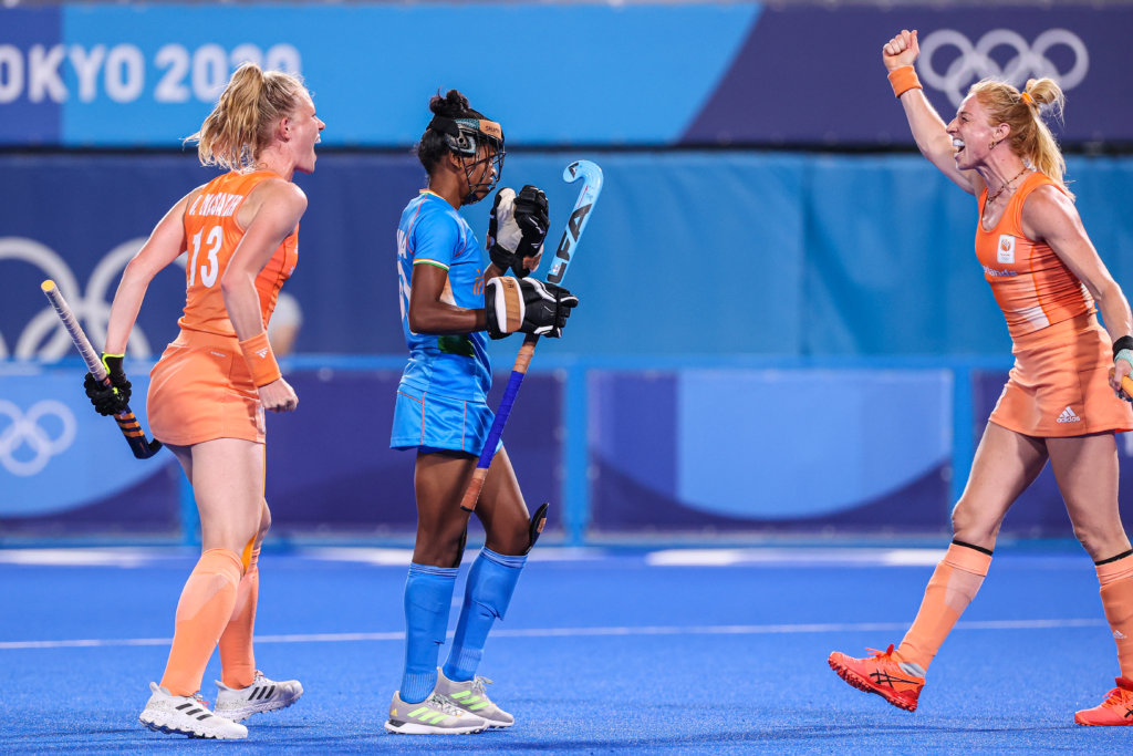 juichen margot en caia - Orange starts mission in Tokyo with 5-1 win over India - The omens were soon good for the Dutch national team in the Oi Hockey Stadium. Under a dark sky – in Tokyo the sun sets at 7 p.m. – Felice Albers found Frédérique Matla's arms after six minutes of hockey. It was a cross from Margot van Geffen's back line that tipped Albers in at the far post. A 1-0 lead for the Orange, with Lidewij Welten and Xan de Waard returning from their injuries.