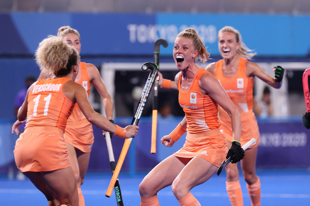 maasakker juicht - Emotional Eva de Goede: 'Bizarre that we did this' - Eva de Goede could not fully comprehend it after the Olympic final. The captain of the Orange Women took her third gold medal after the 3-1 win over the Argentines at the Oi Hockey Stadium in Tokyo.