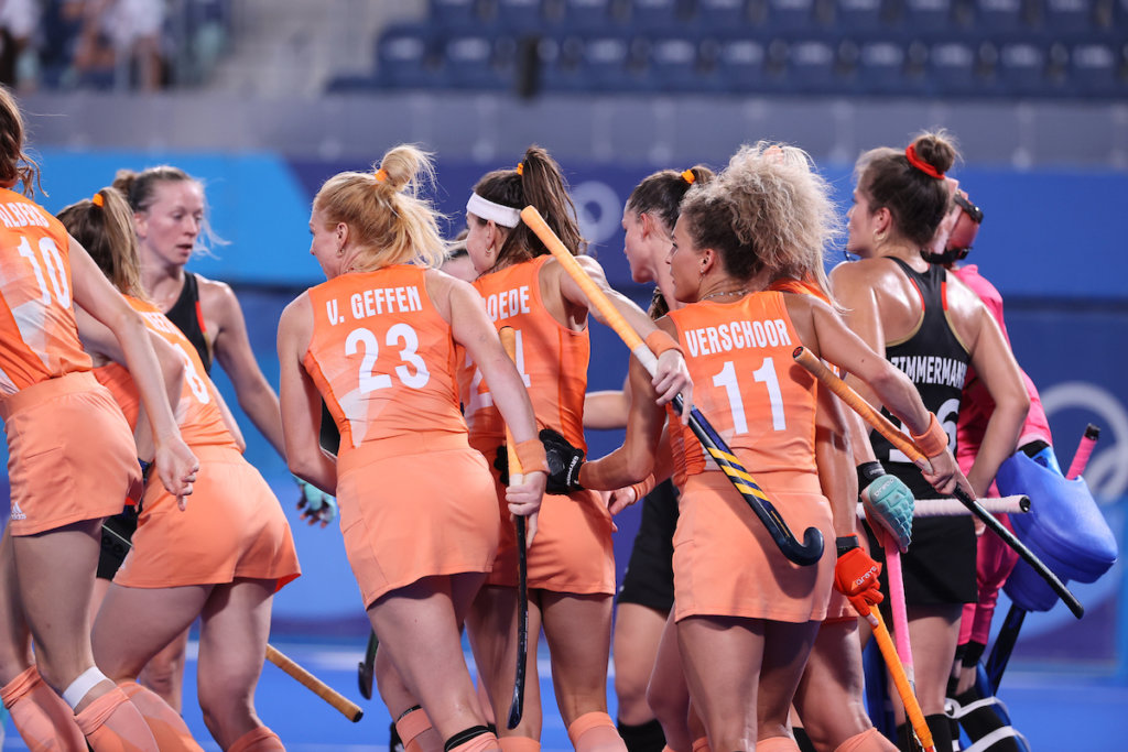 oranje juicht dui - Matla leads the Netherlands to Germany win - Germany went after the 2-2 in the last quarter, but made far too many technical errors to force serious opportunities. The Germans were dominant in the last minutes, but the defense of Orange was solid again. A penalty corner was saved with her feet by King.