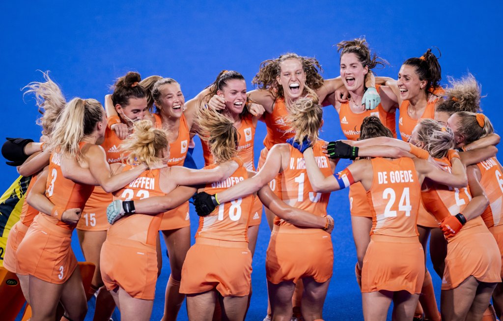 ANP 435264734 - Netherlands reign supreme on top of the world - The Netherlands has crowned its reign of the past five years with an Olympic gold medal. In Tokyo, the Orange Women won the final against Argentina 3-1 on Friday. A key role was played by the retiring Caia van Maasakker, who converted two penalty corners. For the Netherlands, it is the fourth Olympic title in women's hockey and the first since that of 2012 in London.