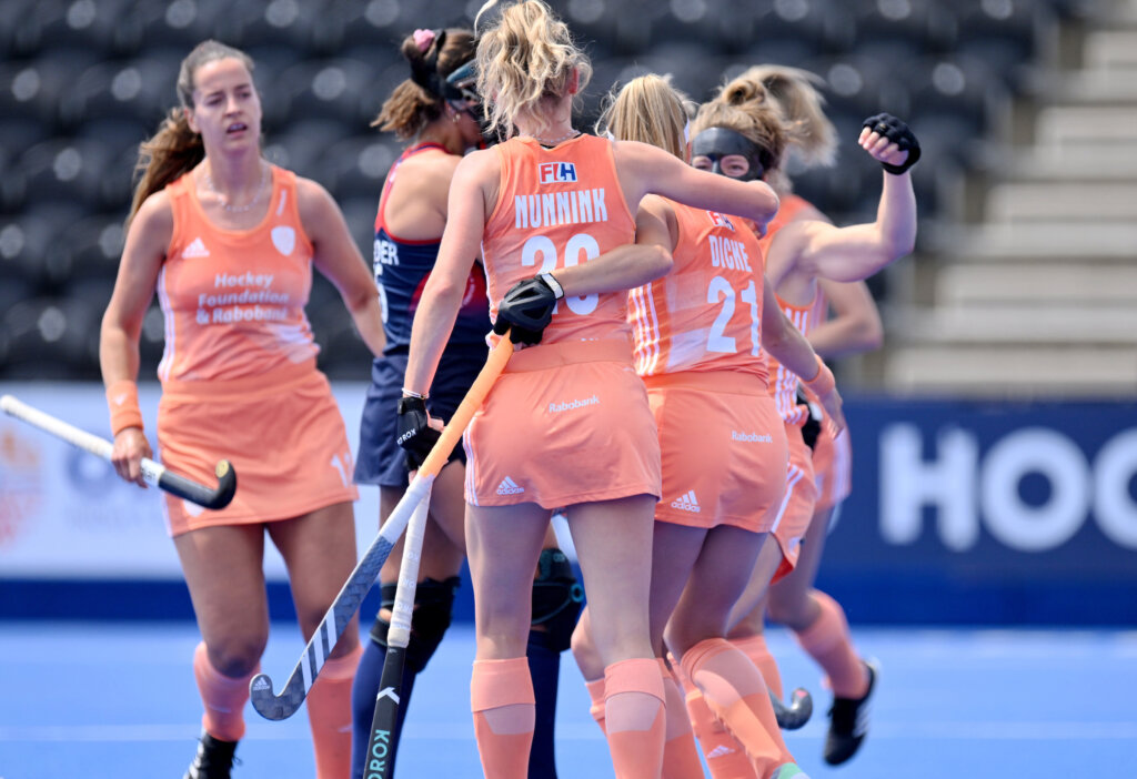The Netherlands cheers after Pien Dicke's 1-0. Photo: Worldsportpics/Frank Uijlenbroek