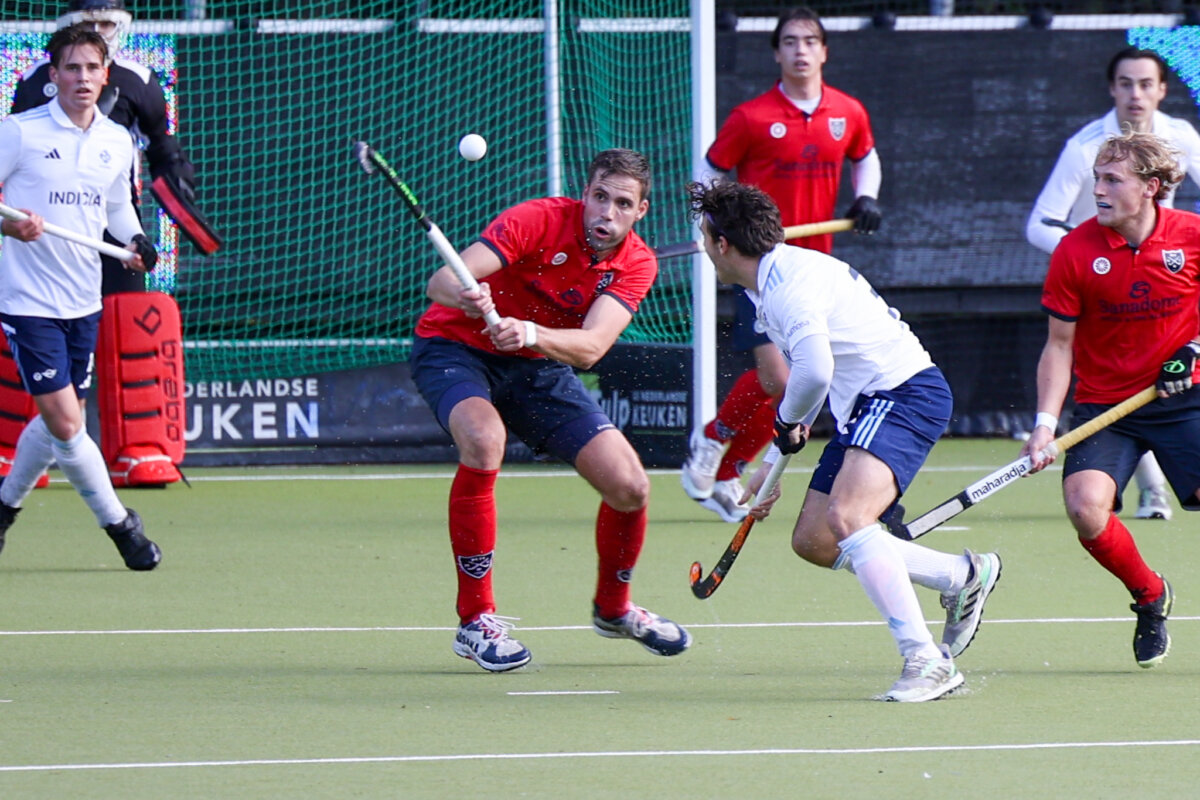 Lars Leenen (in red in the middle) had to settle for one point against Tilburg with Nijmegen. Photo: Rogier Balk