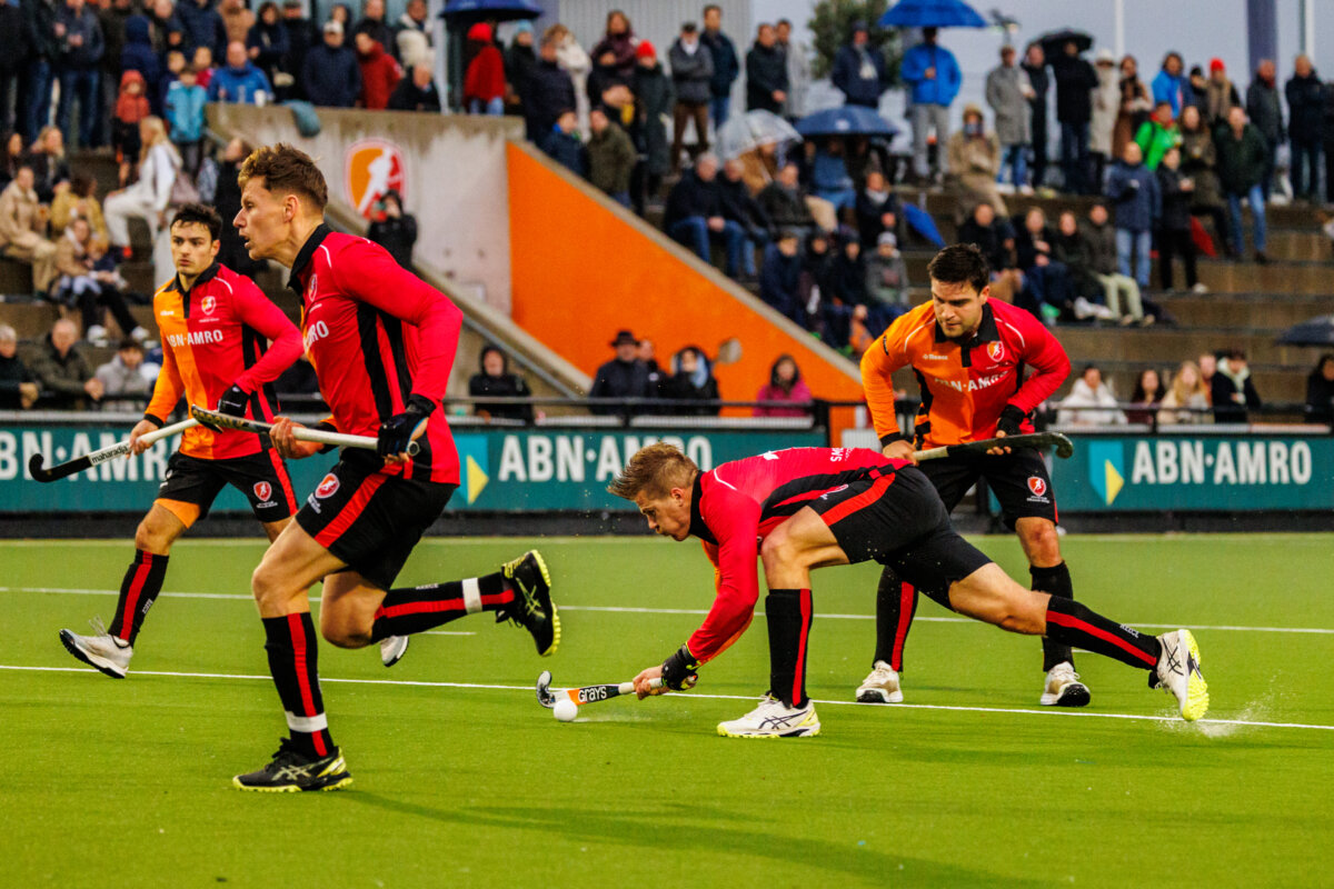 Sam Lane shoots from a penalty corner in the first half against Den Bosch. This attempt will ultimately fail on the legguards of goalkeeper Jan van Groesen. Photo: Orange Pictures/Jan Kruijdenberg.v